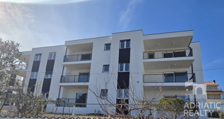 Vodice, appartamento con tre camere da letto e vista mare - pronta consegna primavera 2025