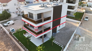 Vodice, moderno trilocale vicino alla spiaggia, vista mare