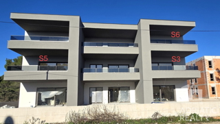 Srima, nuova costruzione, appartamento con tre camere da letto vicino alla spiaggia