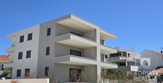 Vodice, appartamento trilocale confortevole con giardino vicino alla spiaggia