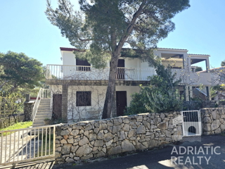 Pirovac, affascinante casa circondata da una pineta – perfetta per una vacanza e investimento - RIDOTTO