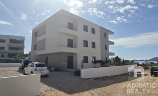 Vodice, appartamento bilocale con giardino in ottima posizione