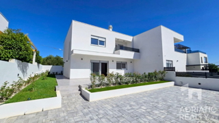 Spaziosa casa bifamiliare a Vodice – ideale per abitazione o affitto