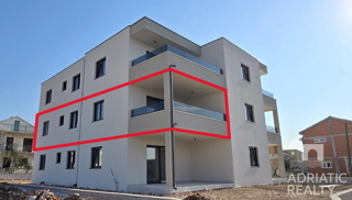 Vodice, appartamento con due camere da letto con terrazza e parcheggio