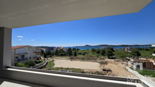 Vodice, moderno trosobni stan s prekrasnim pogledom na more