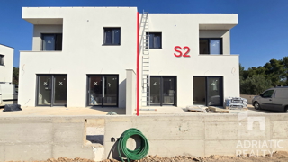 Vodice, moderna dvojna kuća s vrtom na mirnoj lokaciji