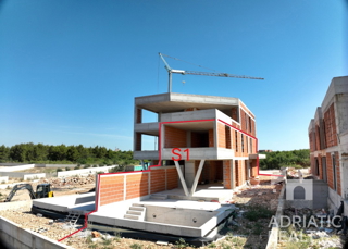 Vodice, moderno appartamento su due livelli con piscina e giardino