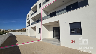 Vodice, appartamento su due livelli con giardino e 2 posti auto