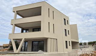 Tribunj, ampio appartamento con giardino e terrazza in una moderna nuova costruzione