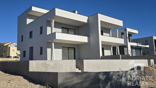 Vodice, appartamento su due piani con terrazza sul tetto e splendida vista sul mare