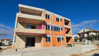 Vodice, appartamento con due camere da letto in una moderna costruzione nuova