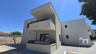 Vodice, confortevole appartamento bilocale con terrazza, subito abitabile