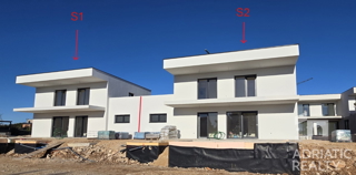 Vodice, nuova costruzione, moderna casa bifamiliare con garage e piscina