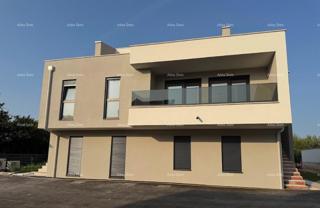 Lussuoso appartamento su due piani con vista mare e spaziosa terrazza a Zambratija