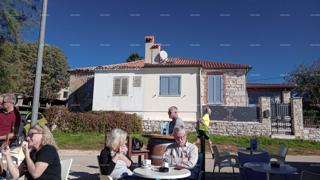 Vicino alla città di Umago. In vendita casa di 123,65 m² proprio sulla riva del mare, a soli 10 metri dal mare.