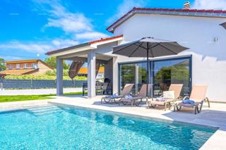 Pomer. Nuova villa indipendente con piscina.