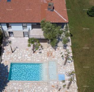 Vendita - casa con due unità abitative separate e piscina privata, Umago!