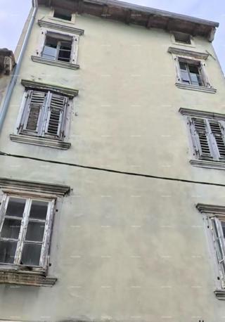 Eccellente opportunità! Vendita di un edificio residenziale con spazio commerciale e giardino, nel centro di Vodnjan!