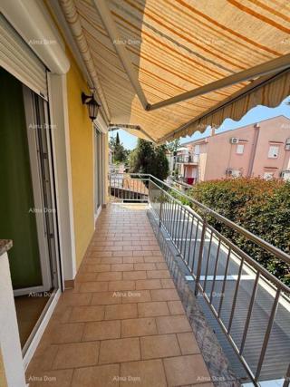 In vendita una casa bifamiliare a Poreč, a 2 km dal mare.