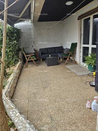 Vendita di due appartamenti al piano terra di una casa con giardino