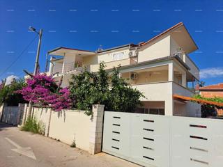 IN VENDITA – Casa con due appartamenti separati, Premantura