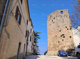 Buje! Casa su tre piani in centro