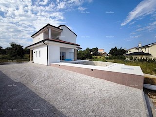 È in vendita una bellissima casa su un piano con piscina