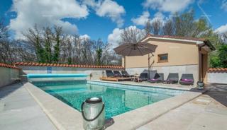 Una bellissima casa con piscina, immersa nel verde!