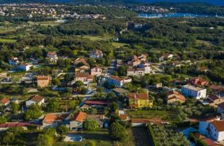 Terreno edificabile Vintijan – 800 m2 – lungo la strada