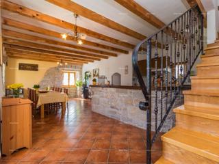 The translation of "Lijepa Villa blizina Pazina" to Italian is "Bella Villa vicino a Pazin."