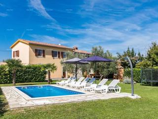 The translation of "Lijepa Villa blizina Pazina" to Italian is "Bella Villa vicino a Pazin."