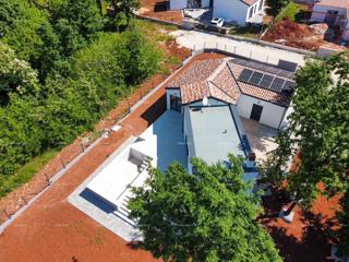 KOŽLJANI - Casa moderna con piscina. Vicino al bosco, a 15 minuti dal mare