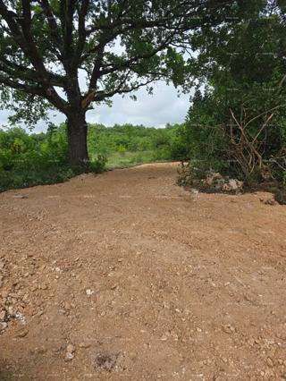 VENDITA – Terreno edificabile con permesso di costruzione e progetto di casa con piscina, Marčana!