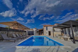 Vendiamo una bella casa in un villaggio idilliaco, nel cuore dell'Istria.