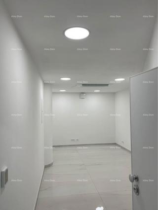 Vendiamo locale commerciale nel centro di Pola.