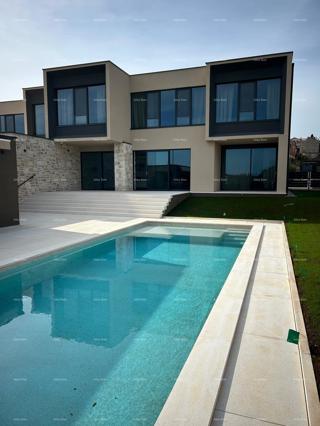 Vendesi una casa moderna con piscina situata in un idilliaco villaggio vicino a Rovigno.