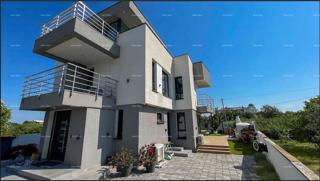 Moderna villa in Istria con vista mare, terrazza sul tetto e giardino curato – 800 m dalla spiaggia