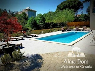 Casa con 4 appartamenti e la piscina a Premontore!