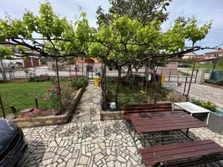 Vendiamo un appartamento in una posizione tranquilla.