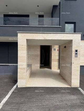 Appartamento arredato con 4 camere da letto, giardino e piscina, a 350 m dal mare