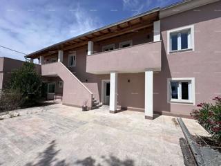 In vendita fantastica casa con tre appartamenti a Medulin!