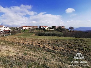 Un grande terreno edificabile con molto potenziale per la vendita!