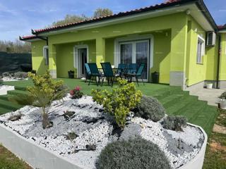 Casa su un piano con ampio giardino