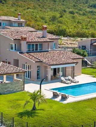 È in vendita una bellissima villa con piscina