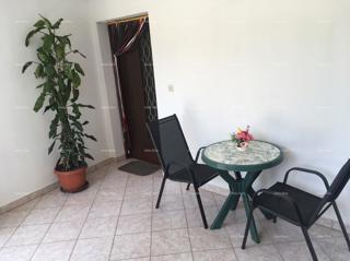 Appartamento appena offerto a Premantura vicino al mare. L'appartamento G è situato al piano terra, è composto da ingresso, due camere da letto, bagno, ampio soggiorno con cucina e sala da pranzo. L'appartamento è luminoso e spazioso e dispone di nu