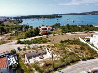 Medulin, Mukalba – Terreno edificabile con costruzione in corso.