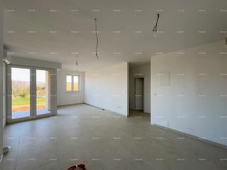 Vendiamo un appartamento con un grande giardino a Barban.