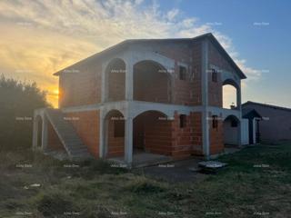 In vendita casa con appartamenti in fase ROH-BAU – Medulin