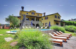 È in vendita una bellissima villa con piscina vicino a Pisino