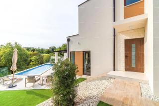 Moderna bifamiliare con piscina nella tranquilla Svetvinčento, ideale per vacanze o affitto!